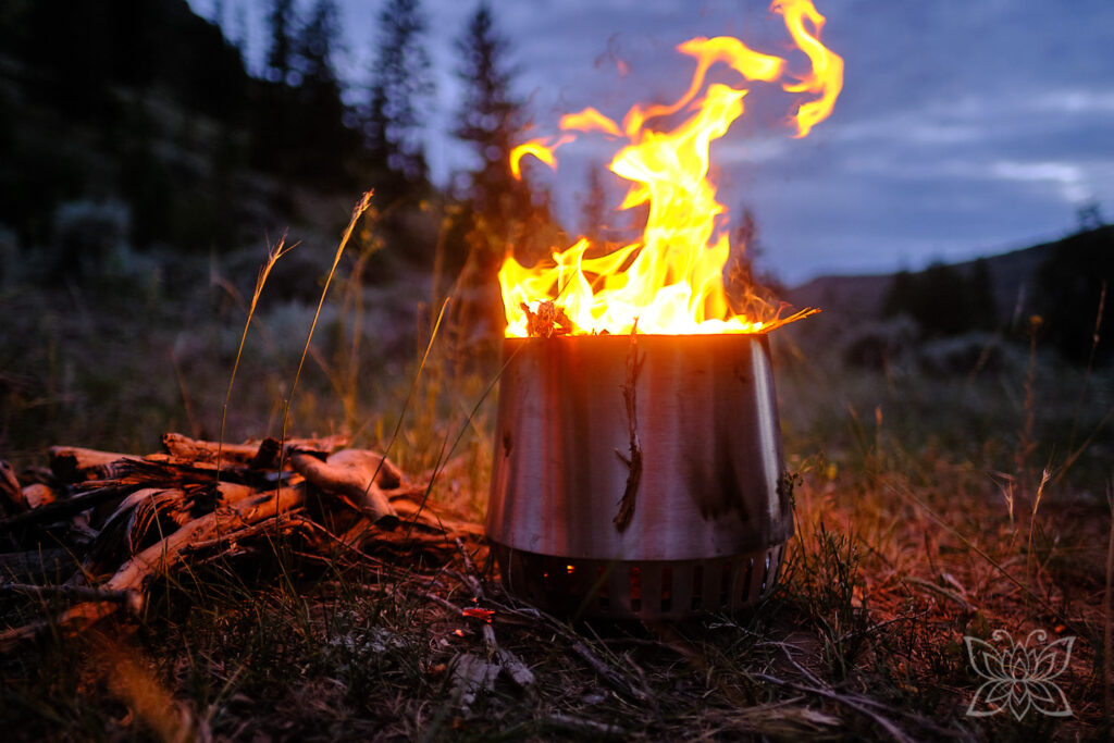 Lagerfeuer mit Feuerschale in der Steppe