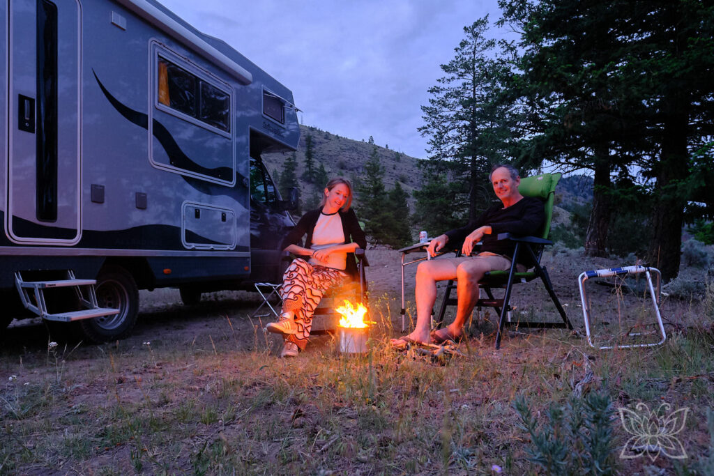 Inga und Jörg vor dem Lagerfeuer neben Balu in der Steppe
