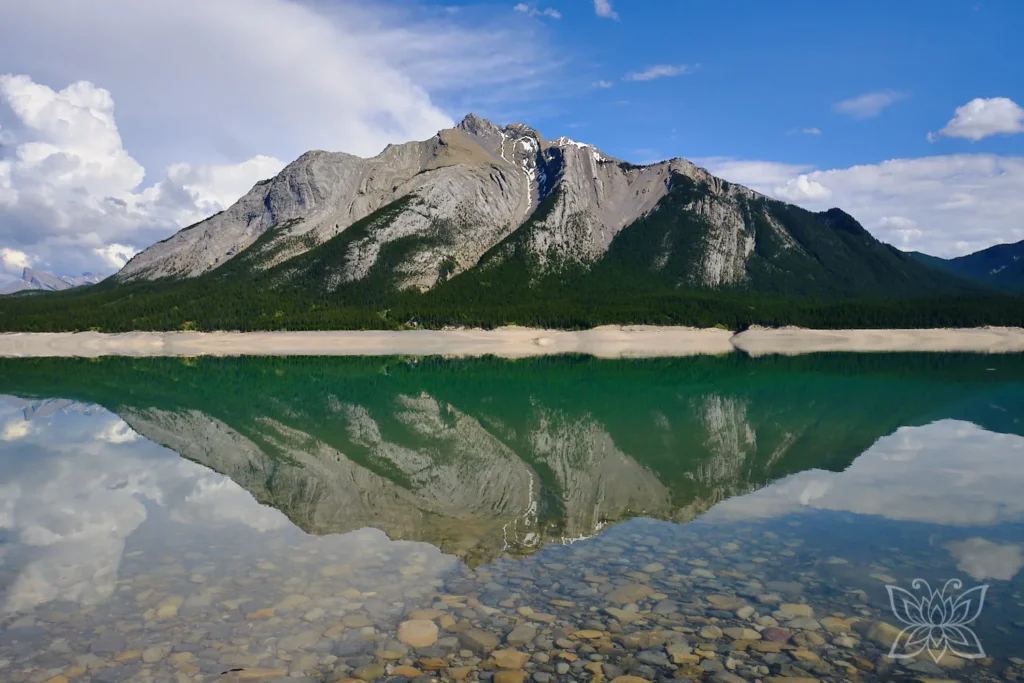 Reflektionen im Abraham Lake im Banff Nationalpark Kanada