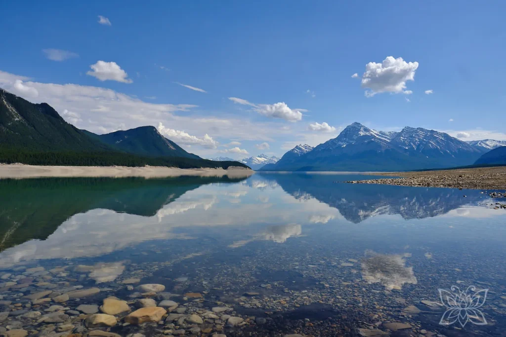 Reflektionen im Abraham Lake im Banff Nationalpark Kanada