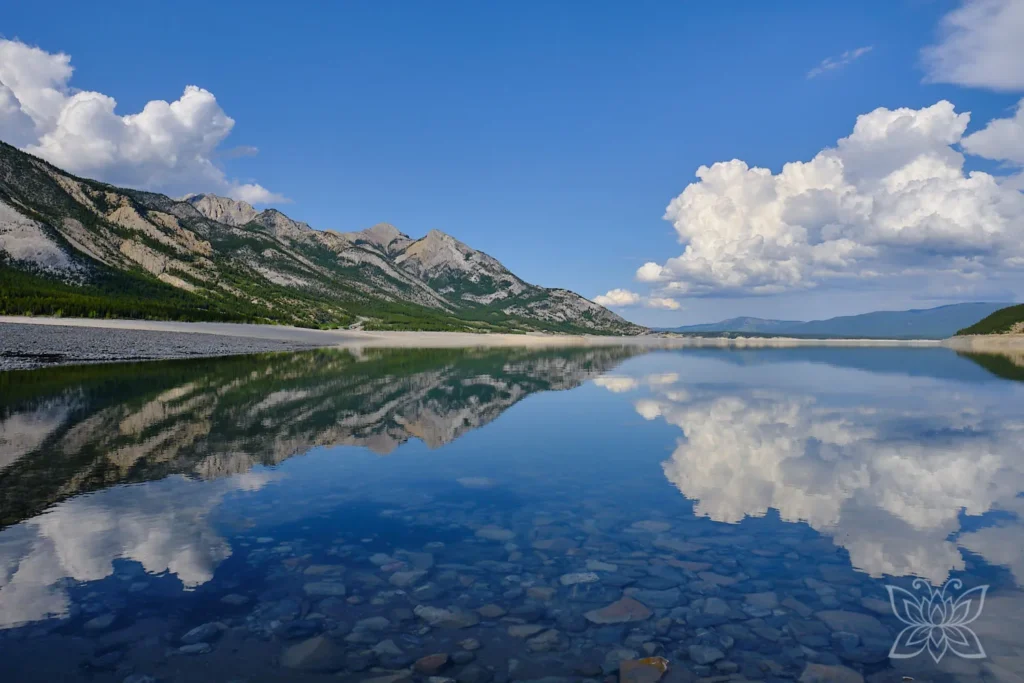 Reflektionen im Abraham Lake im Banff Nationalpark Kanada