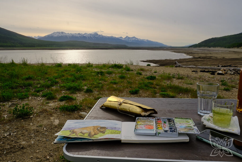 Mein Skizzenbuch auf dem Tisch vor weiter Seenlandschaft