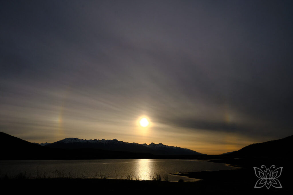 Sonnenuntergang am See mit Halo in den Schleierwolken