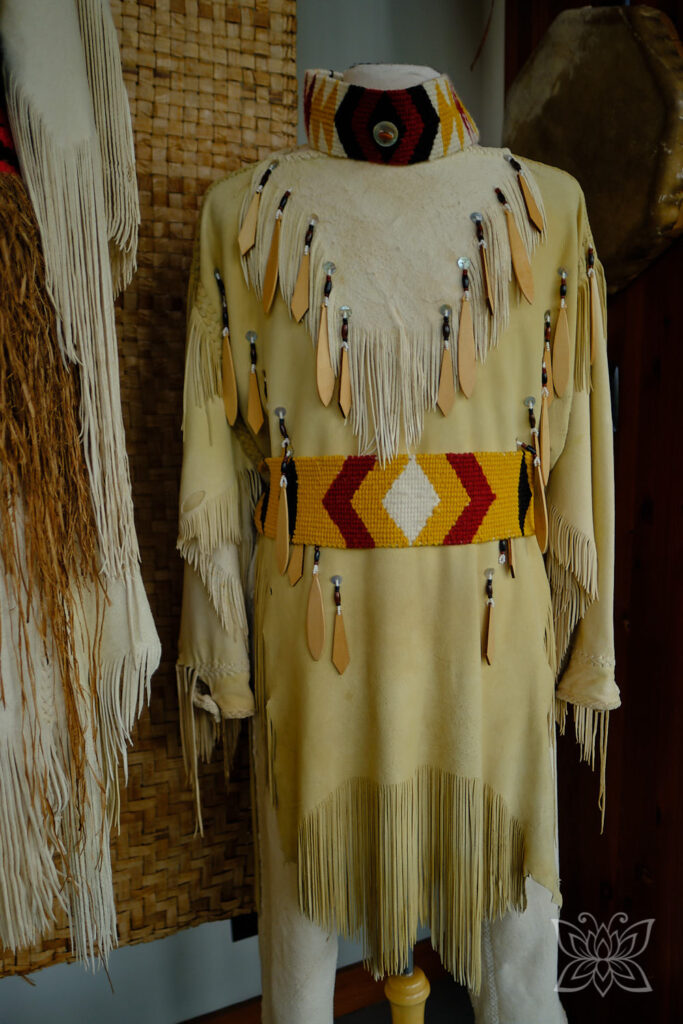 Ausstellungsstücke von Kleidung im Squamish_Lil`wat Cultural Centre