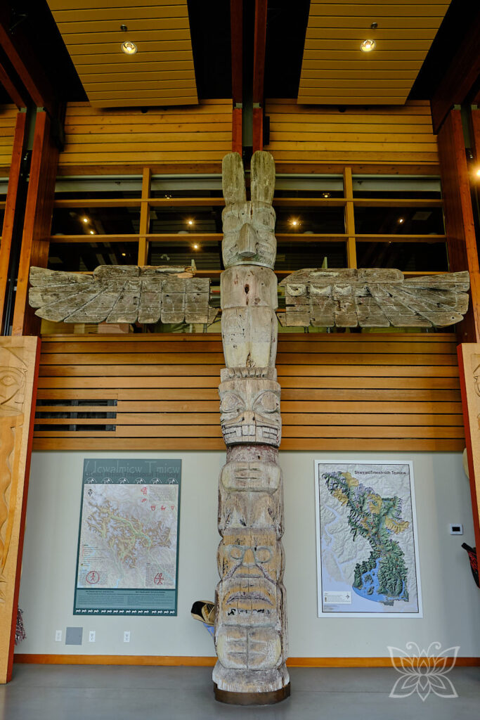 Totempfahl als Ausstellungsstück im Squamish_Lil`wat Cultural Centre