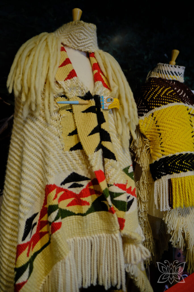 Ausstellungsstücke von Kleidung im Squamish_Lil`wat Cultural Centre