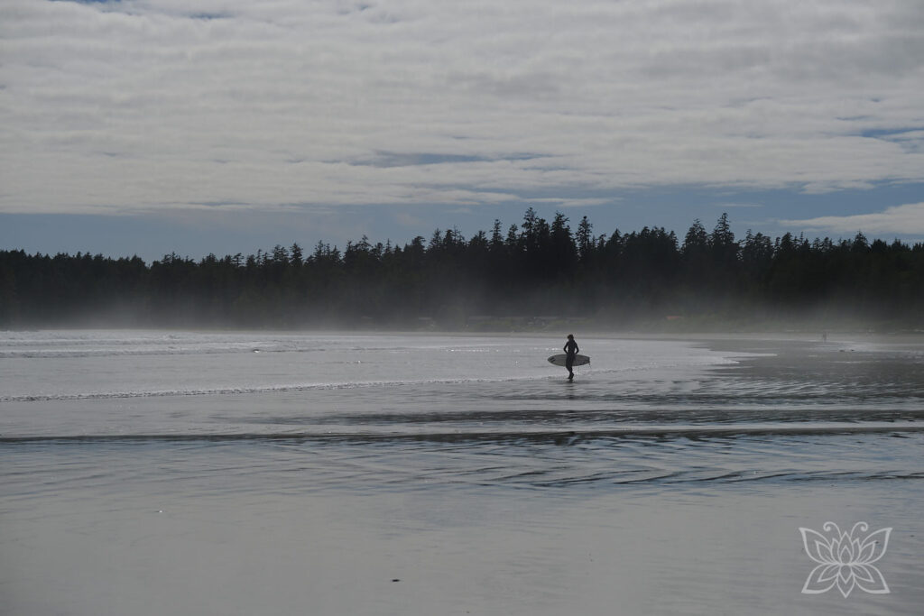 Surfer am dunstigen Strand von Long Beach, Vancouver Island
