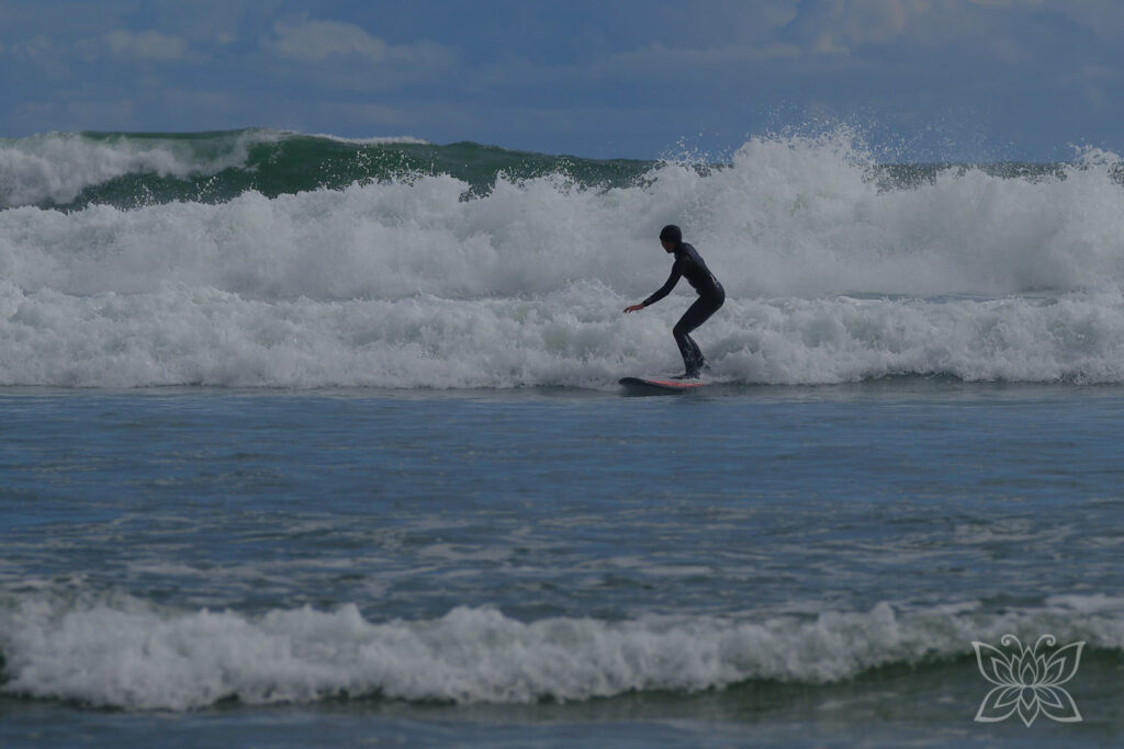 Surfer auf Vancouver Island in den Wellen