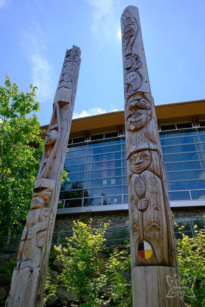 Zwei Totempfähle in Whistler vor dem Squamish Lil´wat Cultural Centre