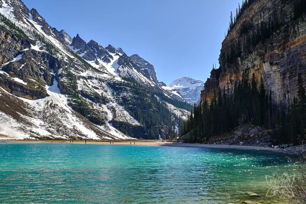 Türkisblauer Lake Louise mit Bergen im Hintergrund