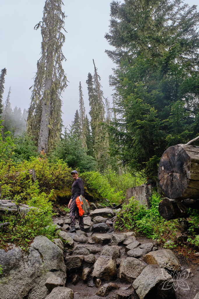 Jörg bei der Wanderung auf dem Joffre Lakes Trail mit steilem Anstieg