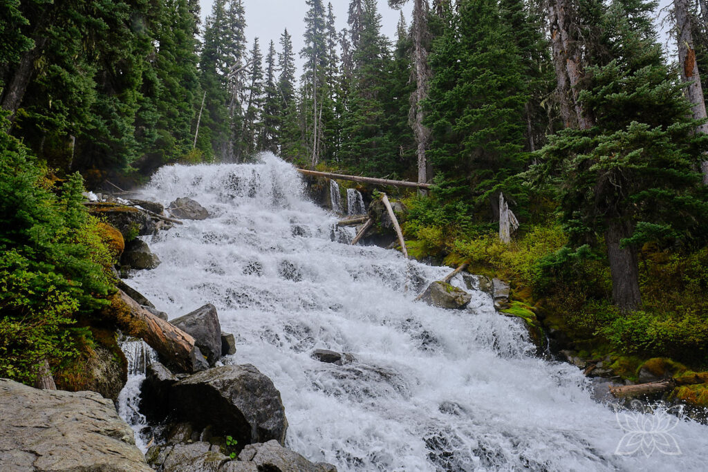 Wasserfall am Joffre Lakes Trail