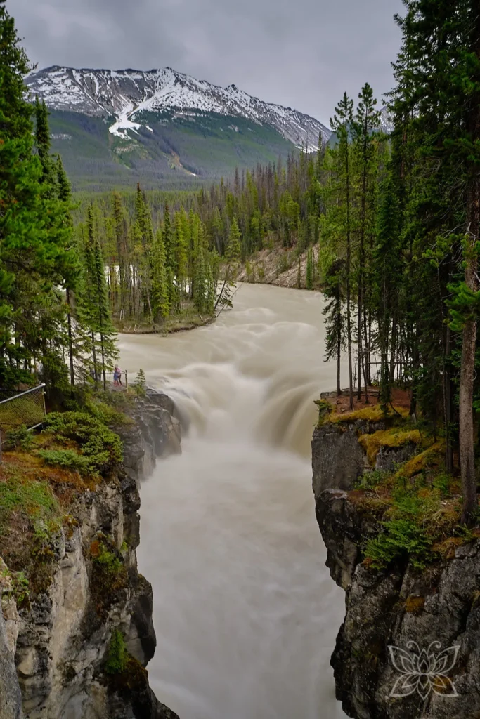 Wasserfall mit Bergkulisse im Jasper Nationalpark Kanada