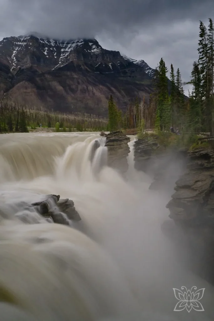 Wasserfall mit Bergkulisse im Jasper Nationalpark Kanada