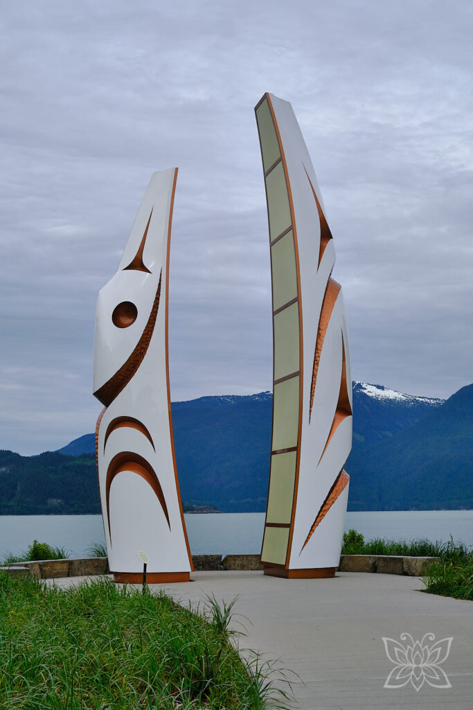 Fishartige Statuen als Welcome Pount in Squamish