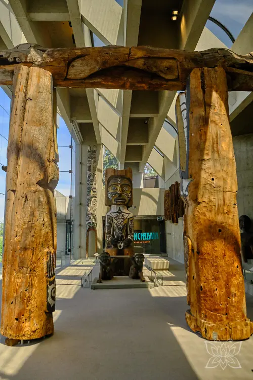 Indigene Ausstellungsstücke im Anthropologischen Museum in Vancouver