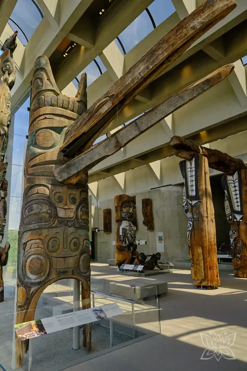 Indigene Ausstellungsstücke im Anthropologischen Museum in Vancouver