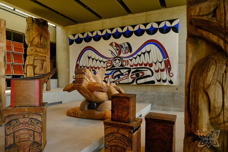 Indigene Ausstellungsstücke im Anthropologischen Museum in Vancouver