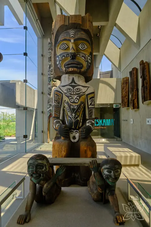 Indigene Ausstellungsstücke im Anthropologischen Museum in Vancouver
