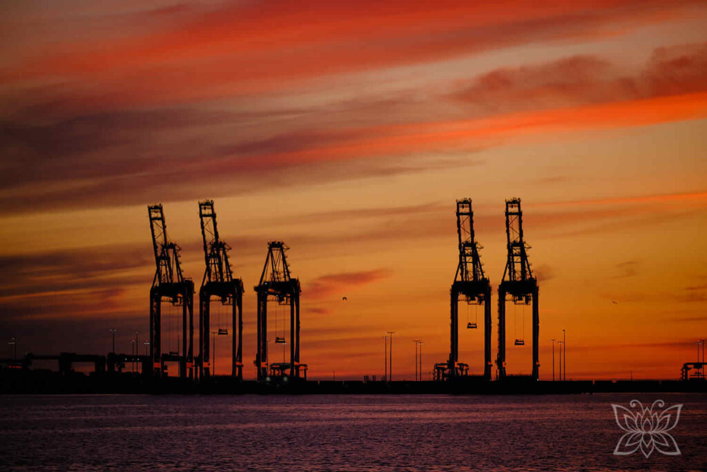 Sonnenuntergang mit Hafenkränen während der Fährüberfahrt nach Vancouver