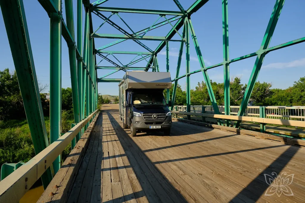 Balu fährt über eine Holzbrücke mit stählernem Überbau