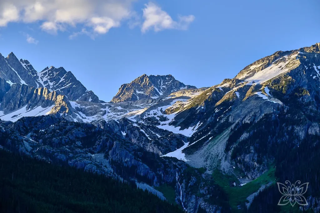 Bergkulisse der Rocky Mountains mit letzten Schneeresten 