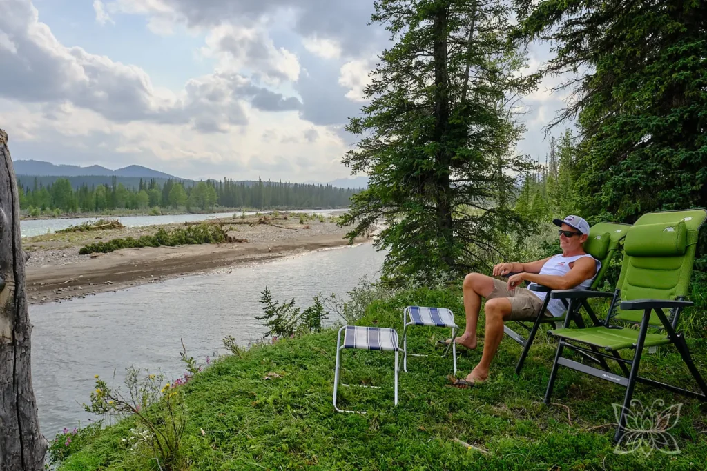 Jörg im Campingstuhl am Fluss