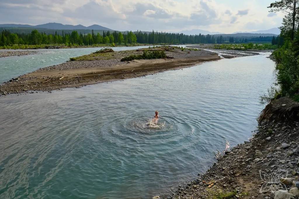 Inga badet im eiskalten Fluss