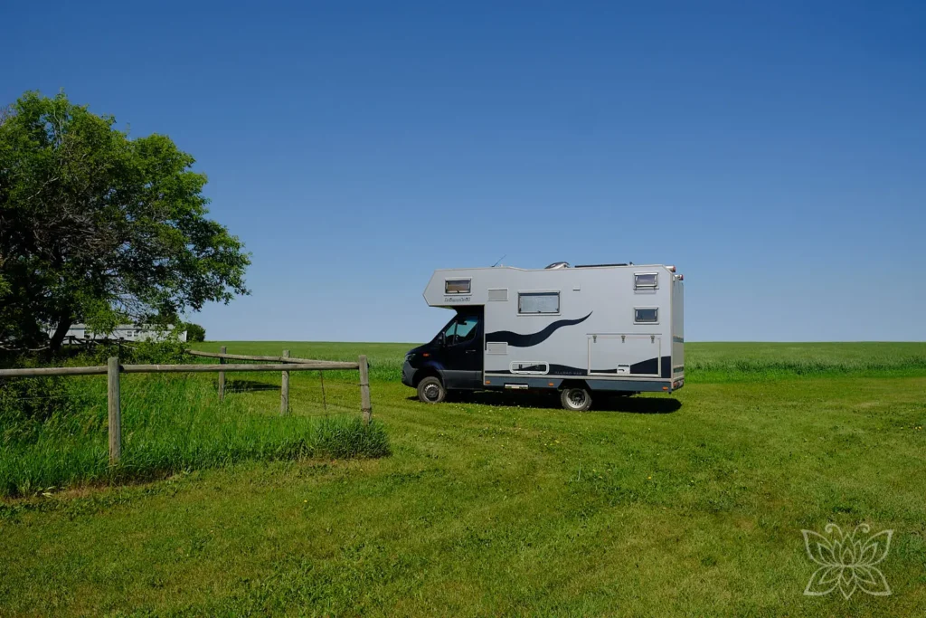 Campen mit Balu auf der Farm neben einem Feld