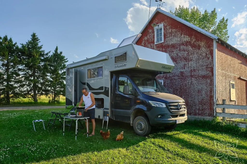 Jörg beim Grillen vor Balu - unsere letzte Übernachtung auf einer Farm vor der Rückreise