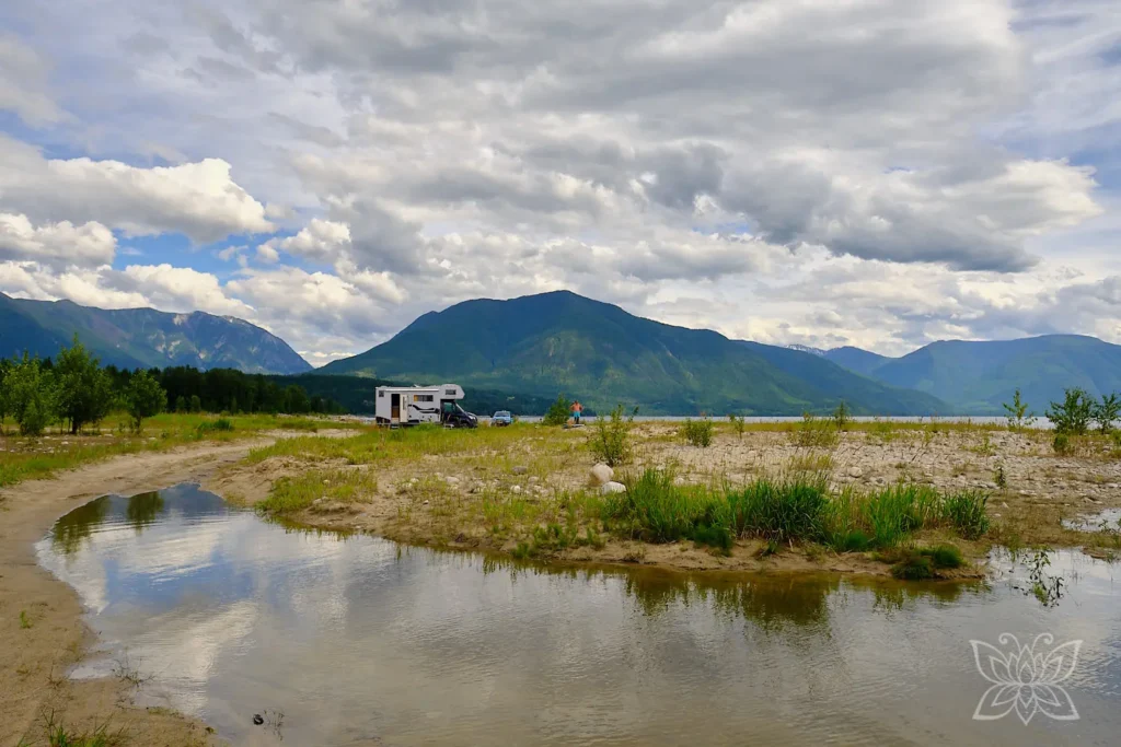 Campen mit Balu auf einer sandigen Landzunge am See