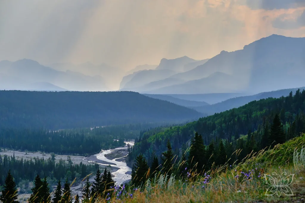 Flusslandschaft und Rockies von der Klippe aus gesehen