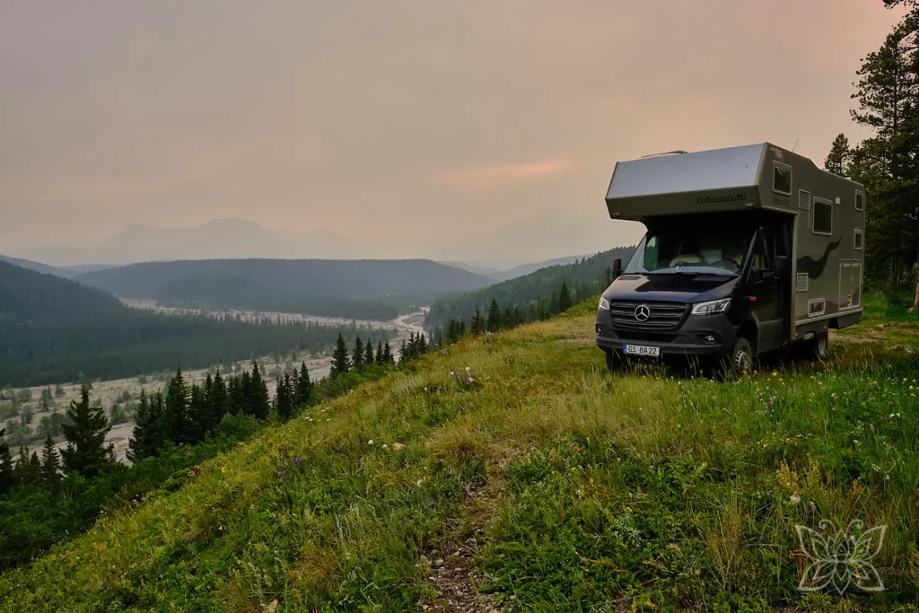 Campen mit Balu auf einer Klippe vor den Rocky Mountains
