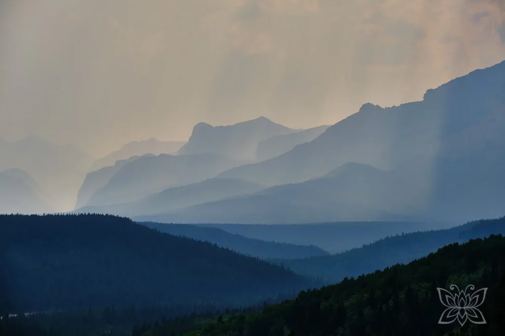 Bergstaffeln im dunstigen Gegenlicht 