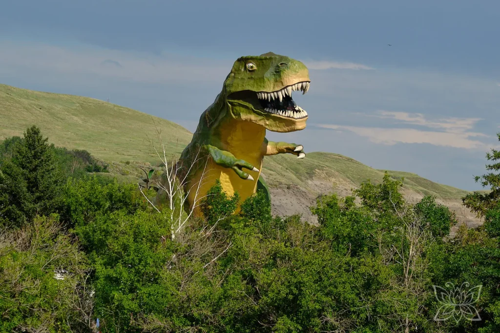 Verschiedene Dinosaurierskulpturen in Drumheller: hier ein Riesendino