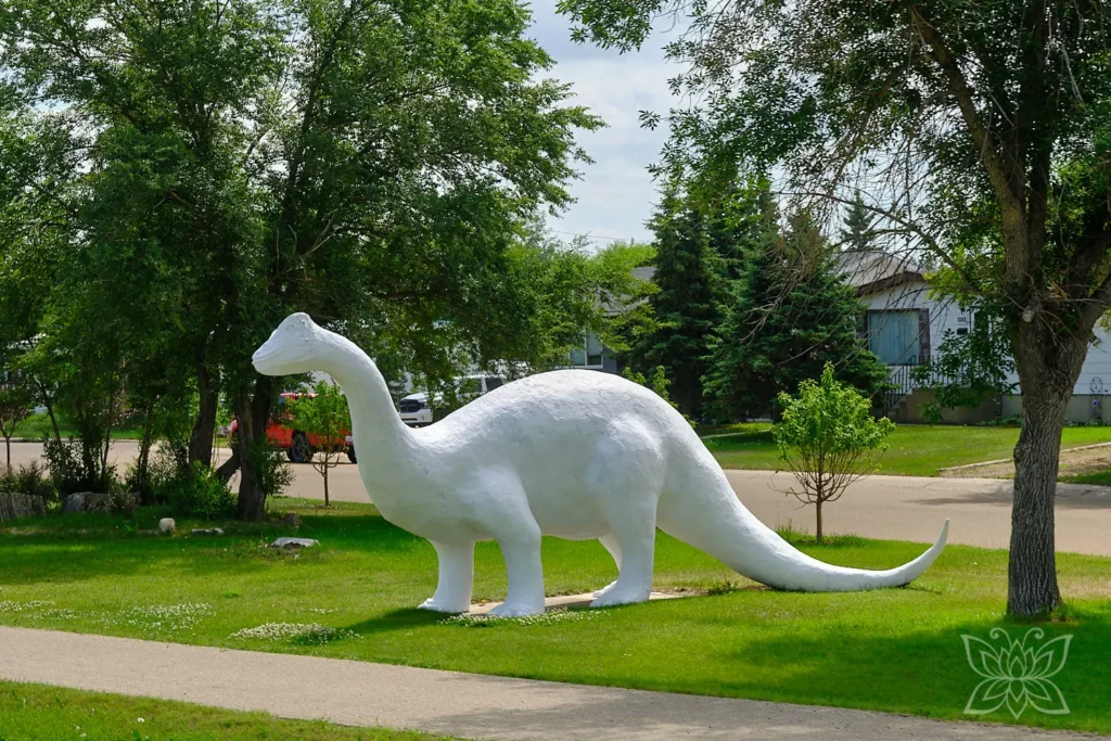 Dinoskulptur am Straßenrand