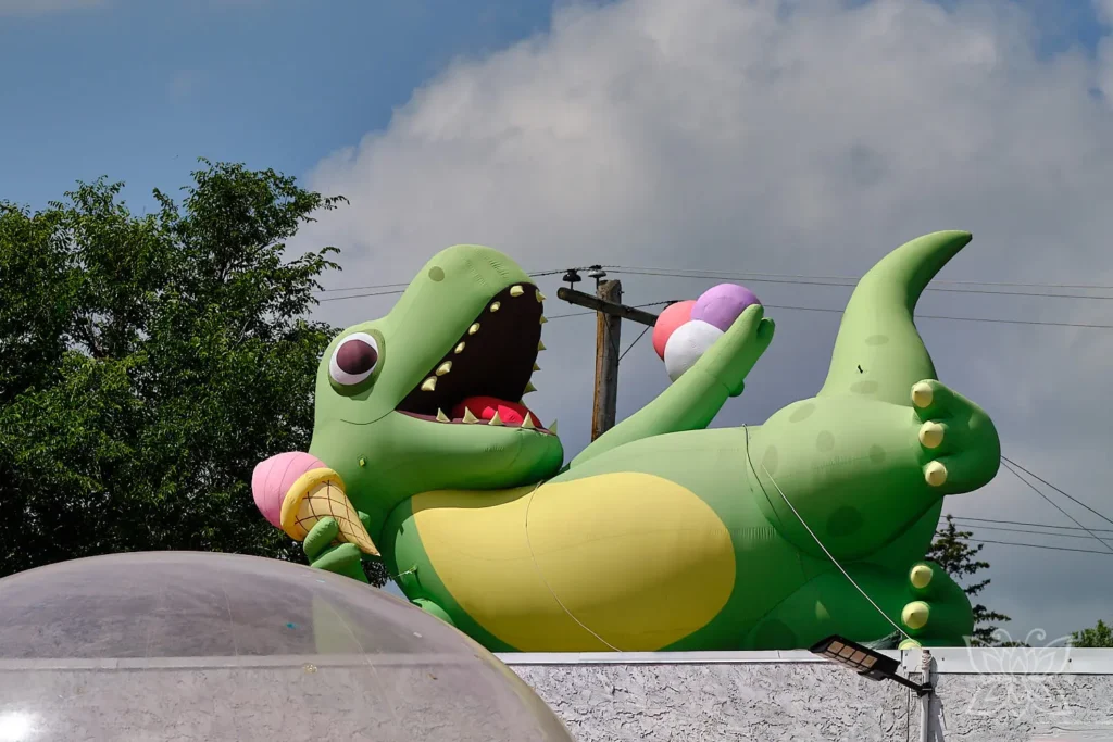 Plastikdino auf dem Dach