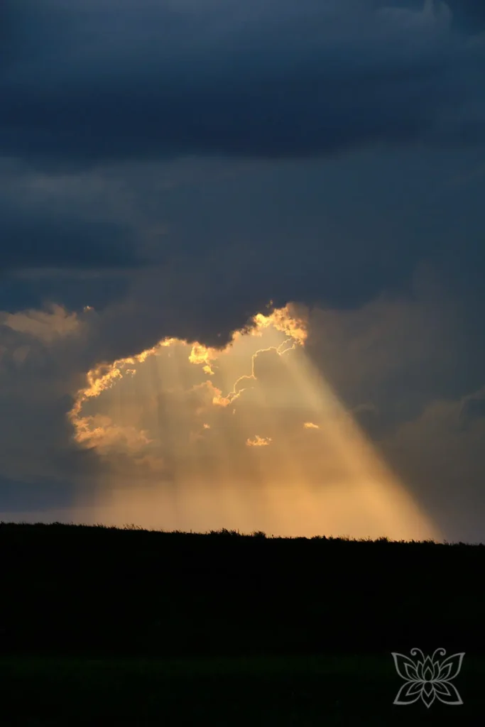 Lichtkegel bricht aus den dunklen Wolken hervor