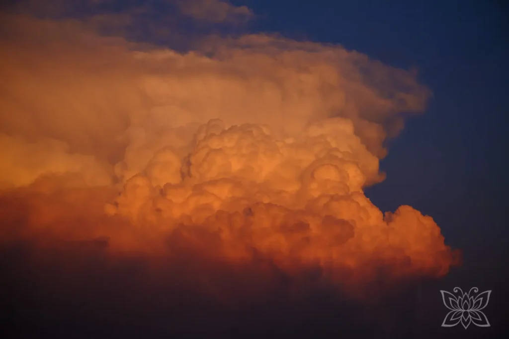 aufgetürmte Wolke im bunten Abendlicht