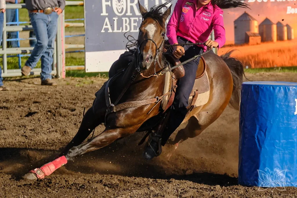 Cowgirl beim Barrel Racing
