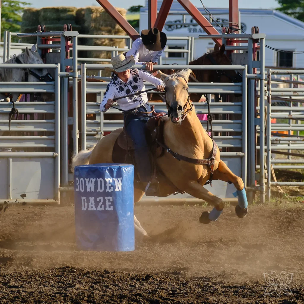 Reiterin beim Barrel Racing - beim Wilden Galopp um Fässer herum