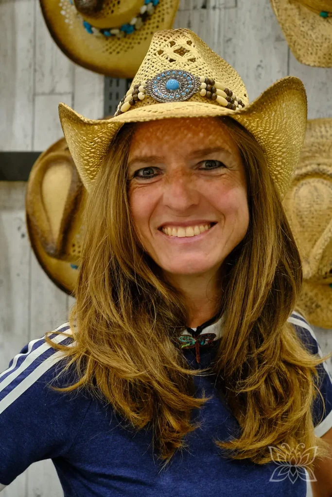 Inga mit Cowboyhut