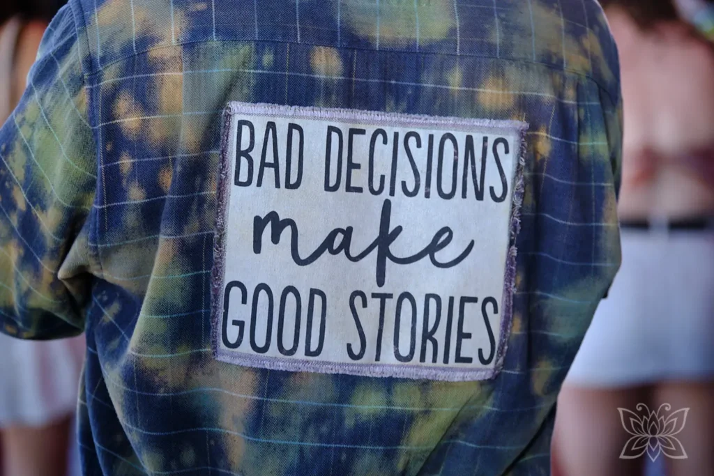 Schriftzug "Bad decisions make good stories" auf der Rückseite eines Shirts