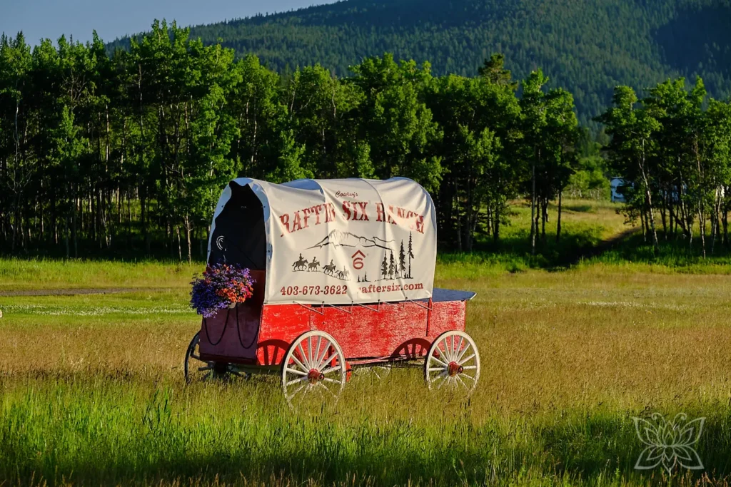 Kleiner rot-weißer Planwagen auf der Ranch