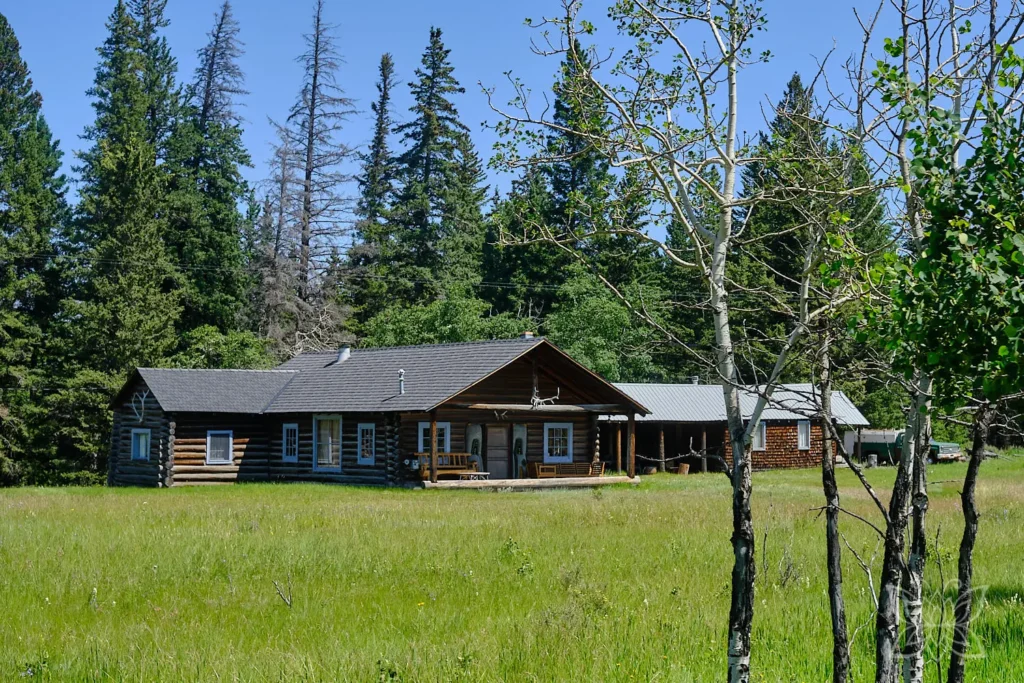 Rustikaler Holzbau auf einer Ranch