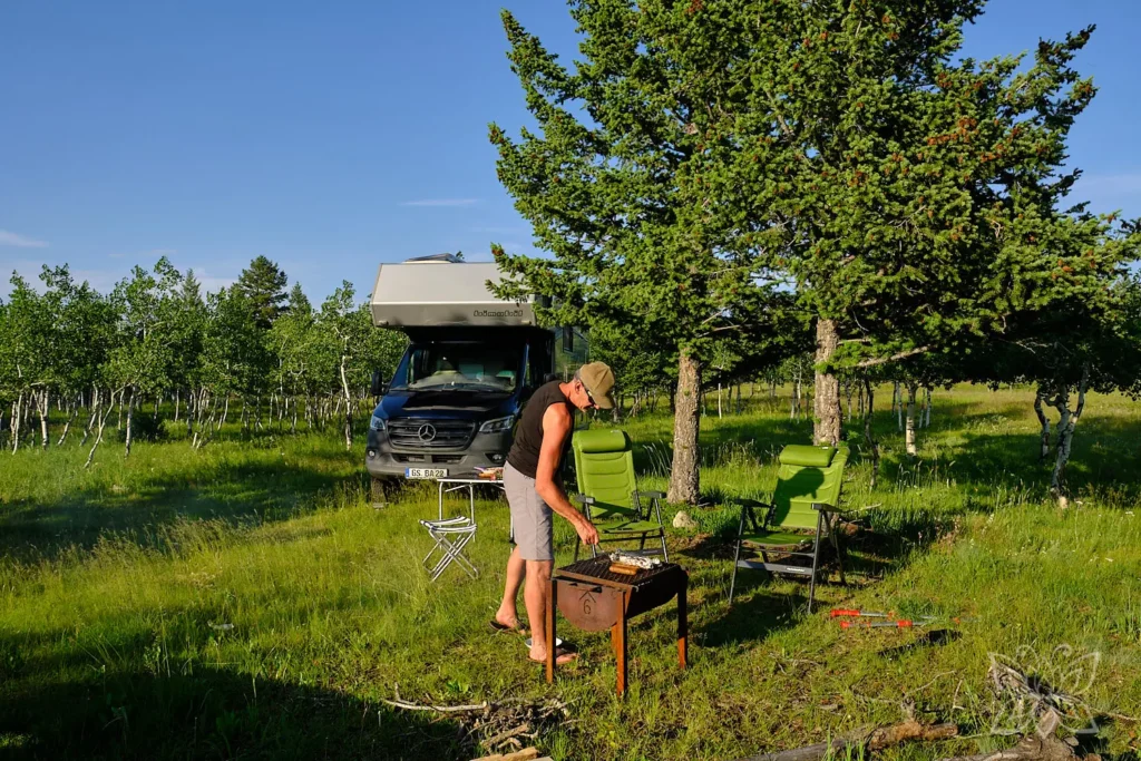 Jörg beim Grillen vor Balu auf dem Ranchgelände
