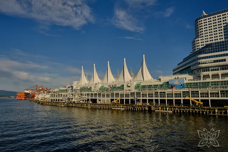 Markantes, mit segelarigen Aufbauten besetztes Gebäude am HAfen von Vancouver