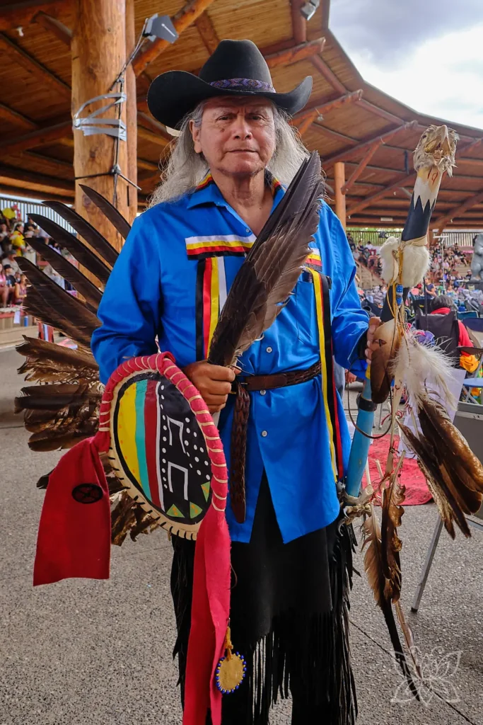 Ein Indigener im Festgewand beim Powwow