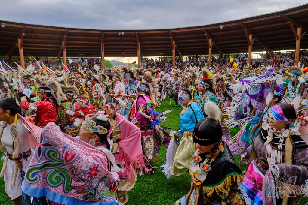 Wildes Tanzen von Indigenen in ihren traditionellen Kostümen beim Powwow in Kamloops