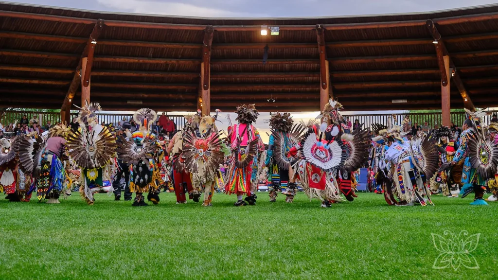 Wildes Tanzen von Indigenen in ihren traditionellen Kostümen beim Powwow in Kamloops